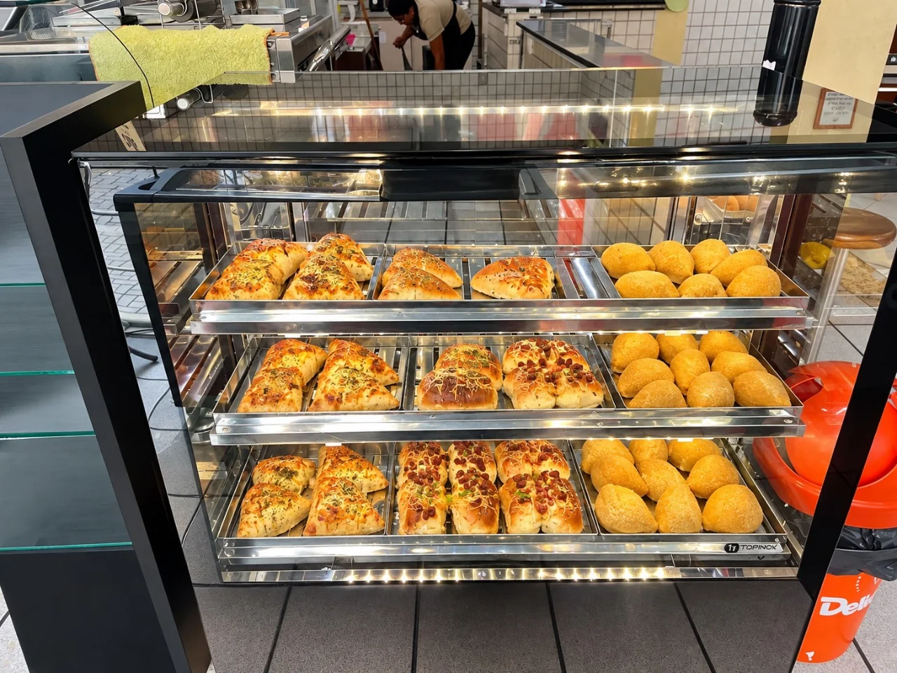Vitrine com salgados assados e outros lanches