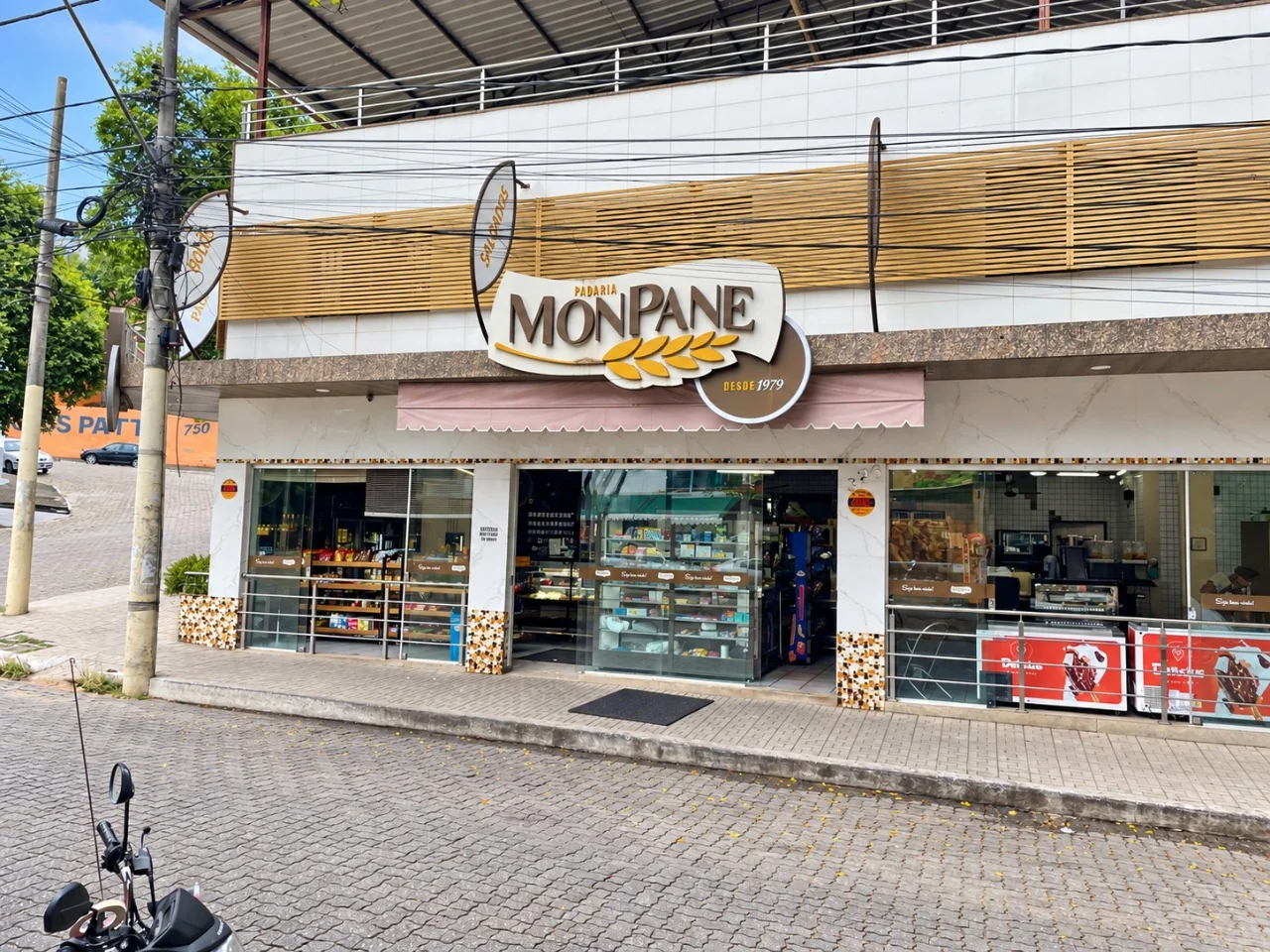 Fachada da Padaria Monpane em Governador Valadares